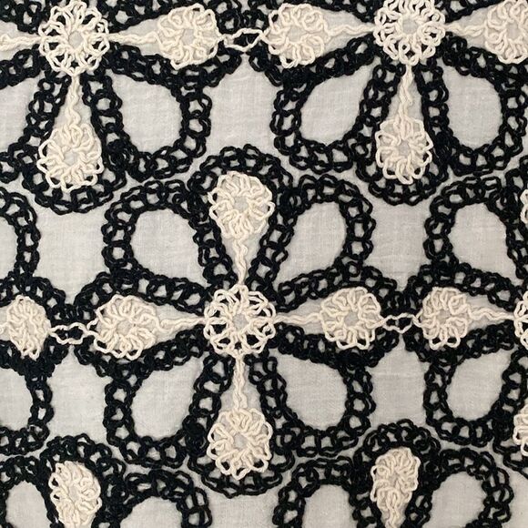 Solitaire Black and White Puff Sleeve Crochet Blouse - Picture 6 of 7